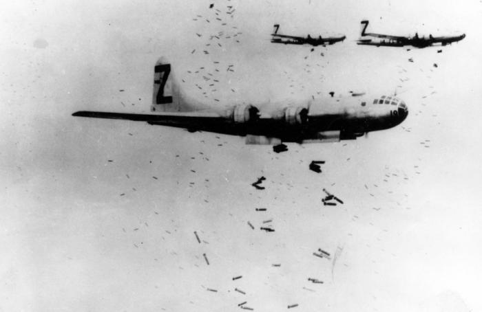 ​B-29 сбрасывают зажигательные бомбы на Иокогаму, 1945 год  http://www.nationalmuseum.af.mil - Десант, которого не было | Военно-исторический портал Warspot.ru